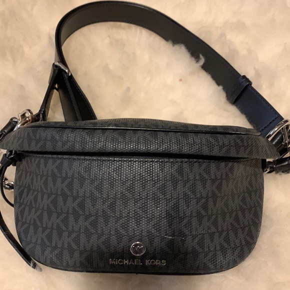 Handbags - Michael Kors Signature Slater Sling Pack Messenger - Black Preowned